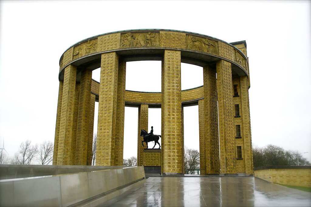 The circular brick monument with an equestrian statue at the Westfront Nieuwpoort site