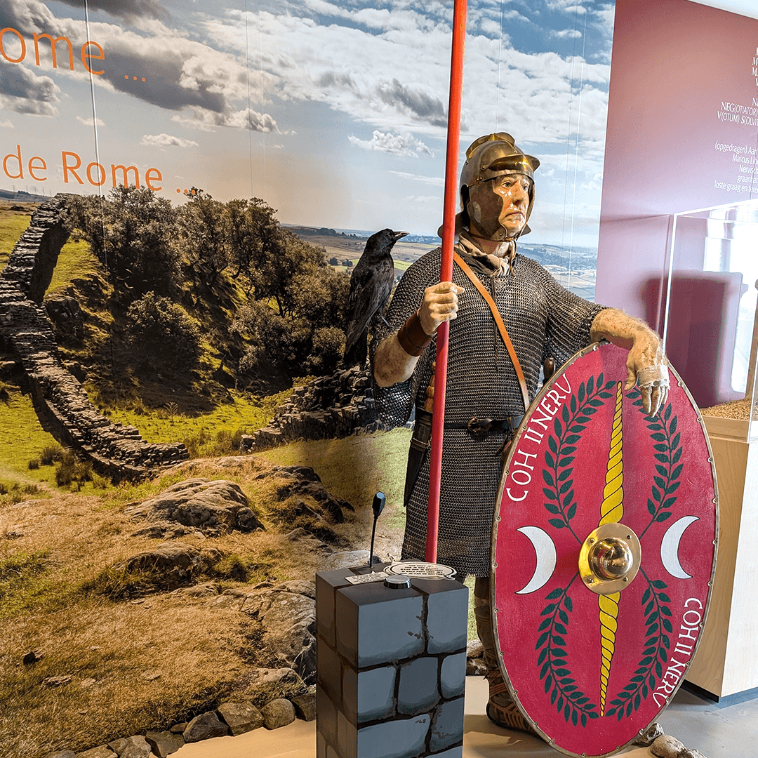 Julius Felix seen from the side with his spear, mail armour and shield in the Archeocentrum Velzeke