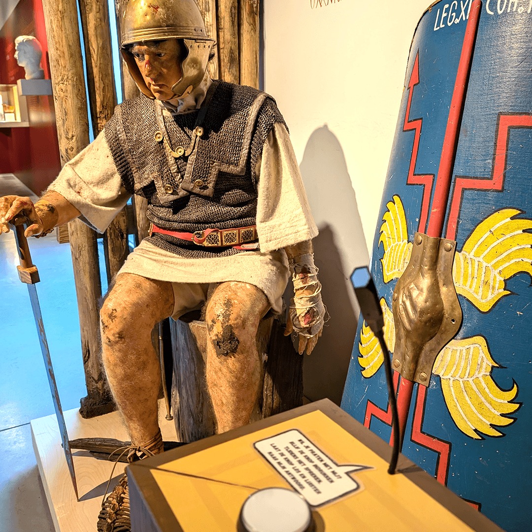 Close-up of Quintus Barbius Velinus with the wound on his nose, seated in the Archeocentrum Velzeke