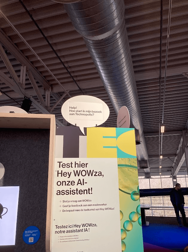 The side panel next to the heyWowza touch screen inviting visitors to test Hey WOWza, under a speech bubble asking how to start a visit to Technopolis